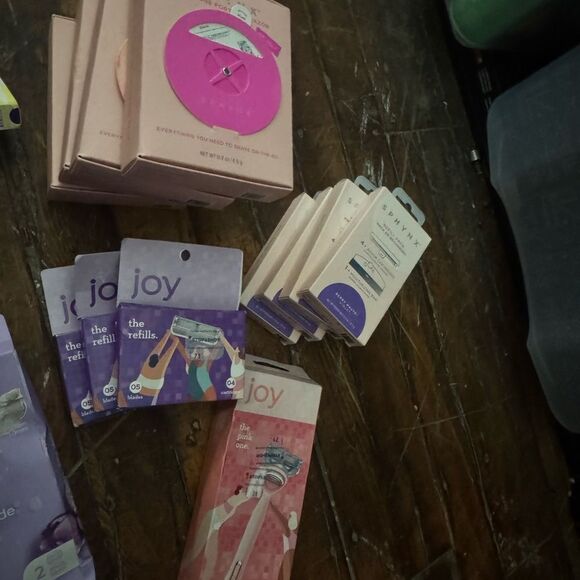 Venus,sphynx travel & Joy! bundle lot Women's Portable Razor& refill’s 300+ msrp - Picture 3 of 4